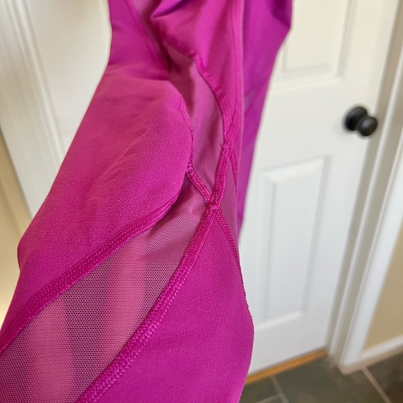 Lululemon 🍋 7/8 High Rise Mesh Panel Magenta Leggings Size 4 - Picture 9 of 11